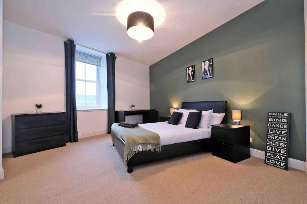 Modern & Spacious Apartment In City Centre Aberdeen Bagian luar foto