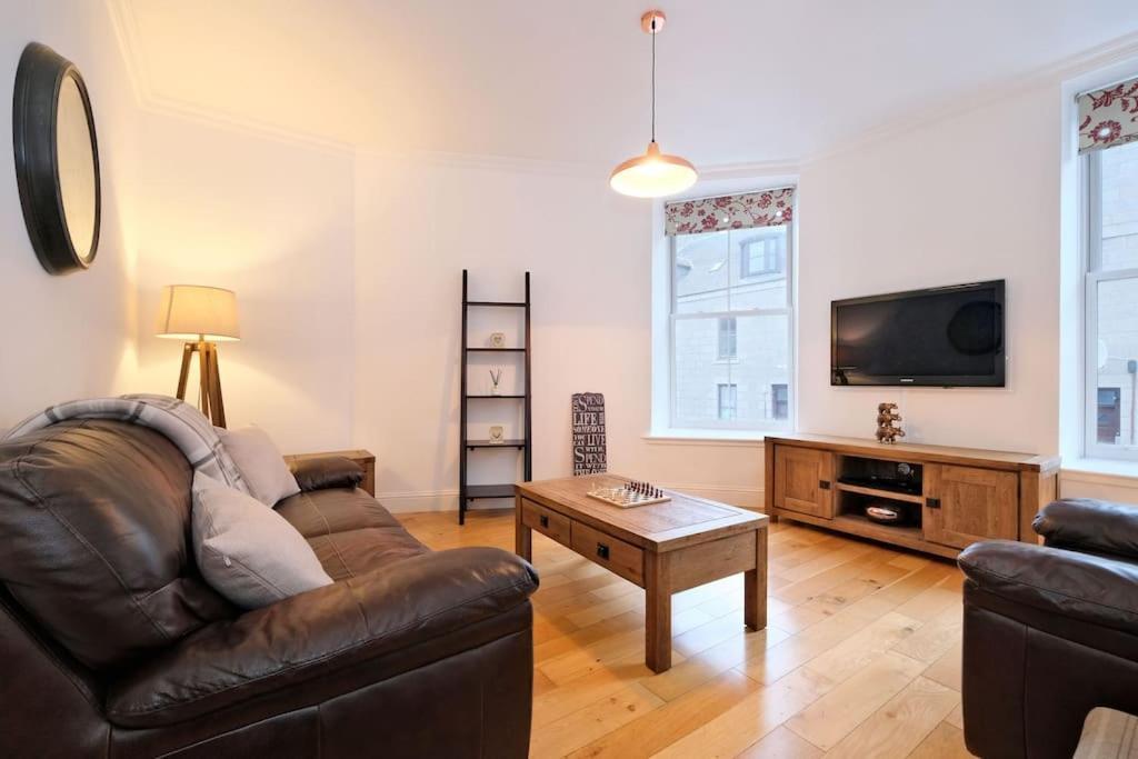 Modern & Spacious Apartment In City Centre Aberdeen Bagian luar foto